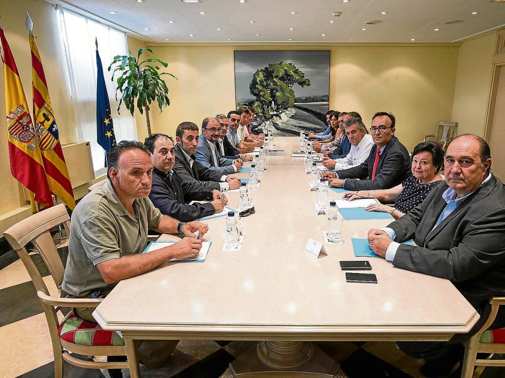 Javier Lambán a la izquierda, en el centro, con los representantes de UAGA, Asaja, Araga y UPA, ayer, en el Pignatelli.