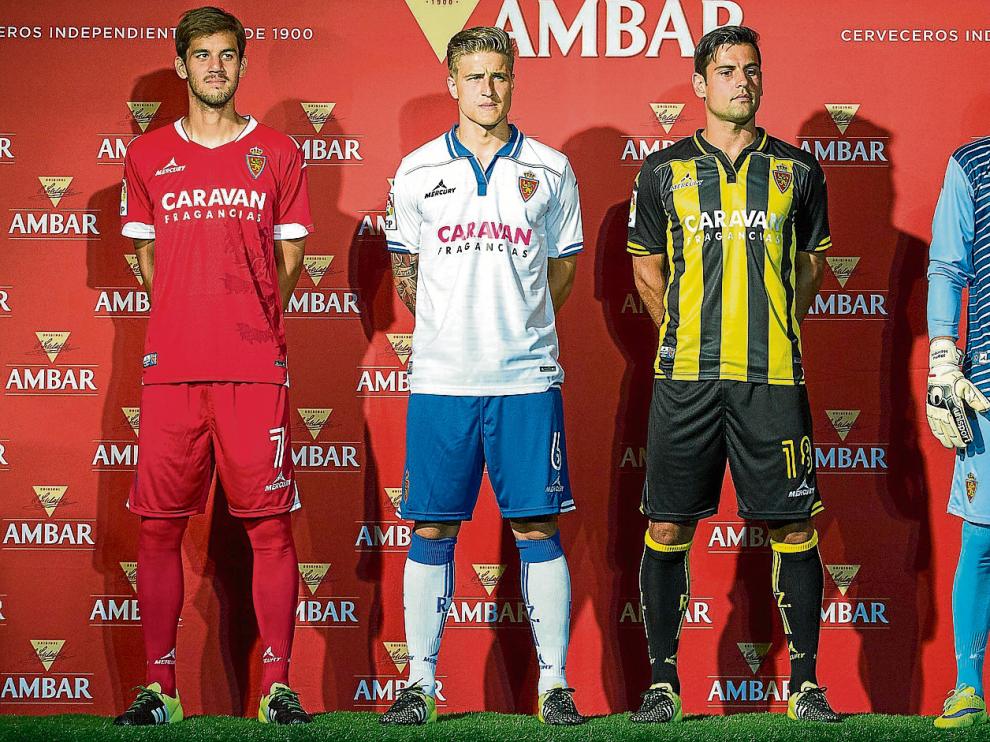 Aria Hasegawa, Stefan Wilk, Albert Dorca y Manu Herrera, ayer con las nuevas equipaciones del Real Zaragoza.
