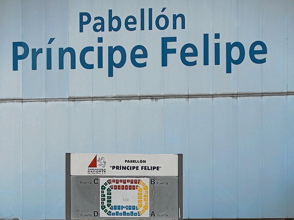 Vista del rótulo principal del pabellón Príncipe Felipe de Zaragoza.