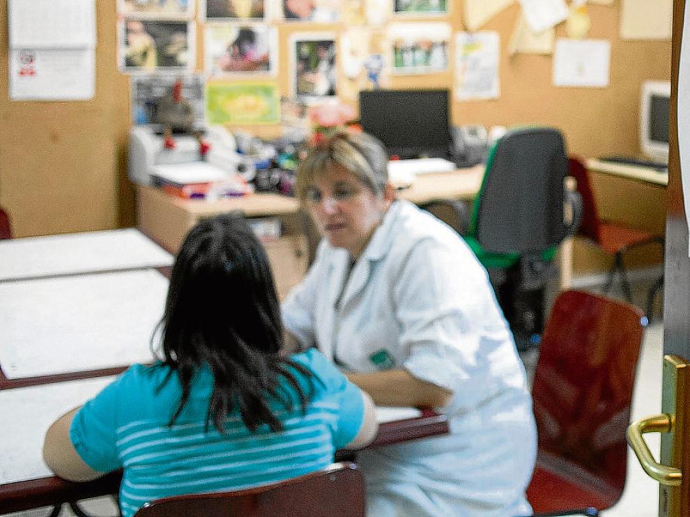 Una usuaria de Atades acude a contar su problemas a una de las profesionales de la entidad.