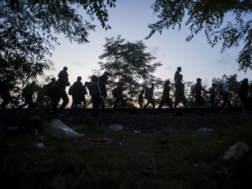 Decenas de refugiados, junto a la frontera sur de Hungría