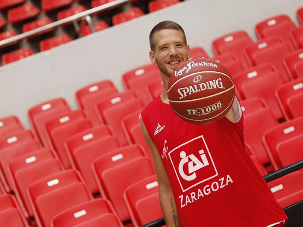 Linhart posa por primera vez con la camiseta del CAI