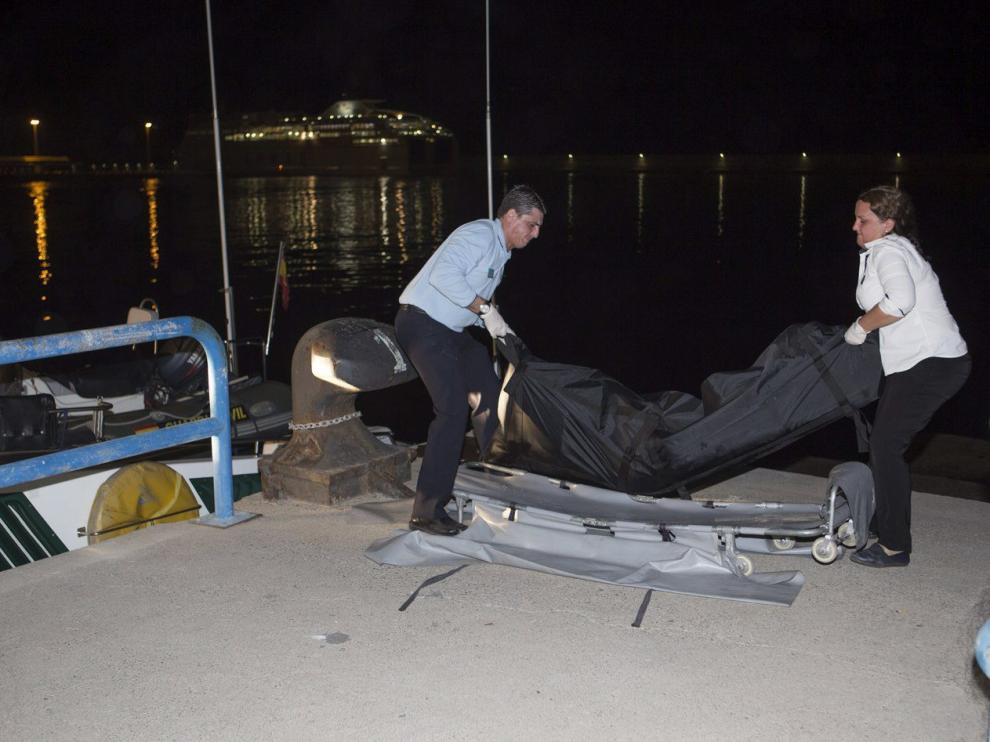 Efectivos del Servicio Marítimo de la Guardia Civil de Motril trasladando el cadáver del inmigrante subsahariano.