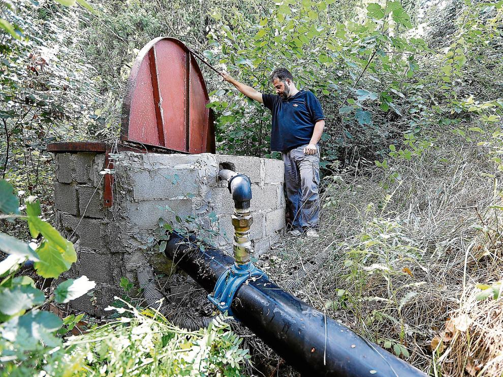 El alcalde de Igriés, Roque Adrada, en el pozo de abastecimiento del que se nutre también Yéqueda.