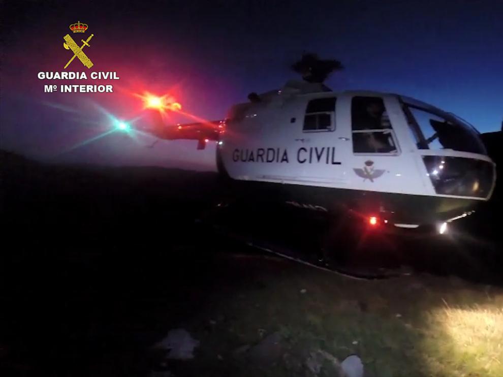 Aterrizaje del helicóptero de rescate.