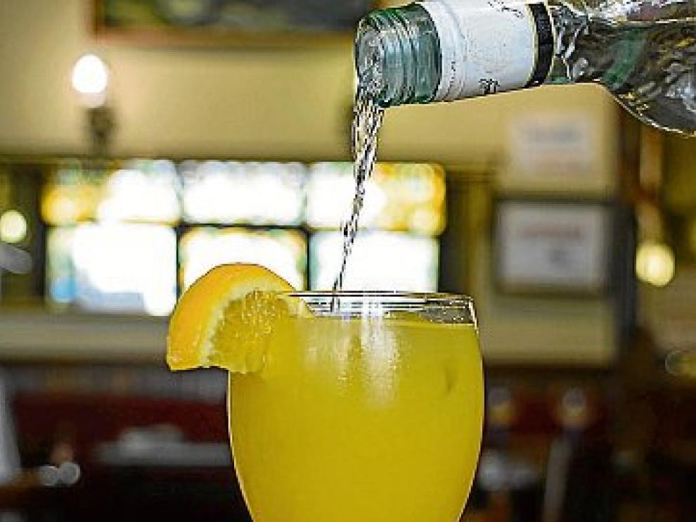 Una refrescante bebida a base de zumo de naranja, Cointreau, vodka, ginebra y azúcar.