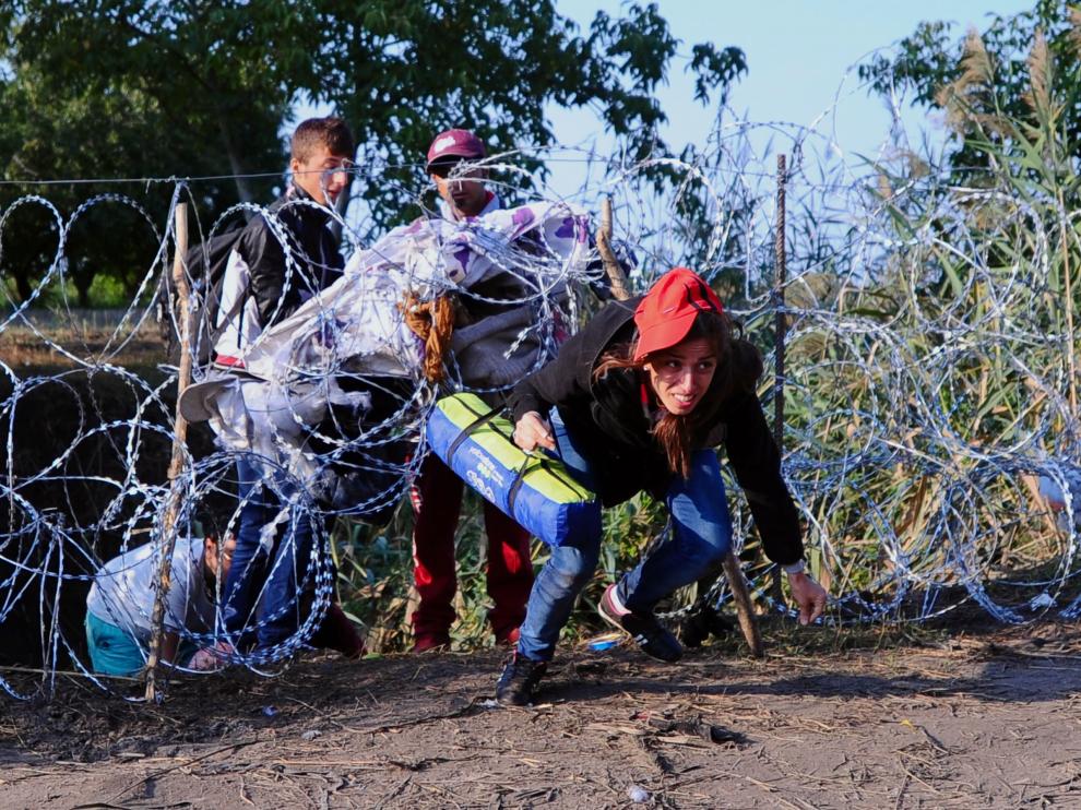 Una mujer cruza la frontera hacia Serbia.