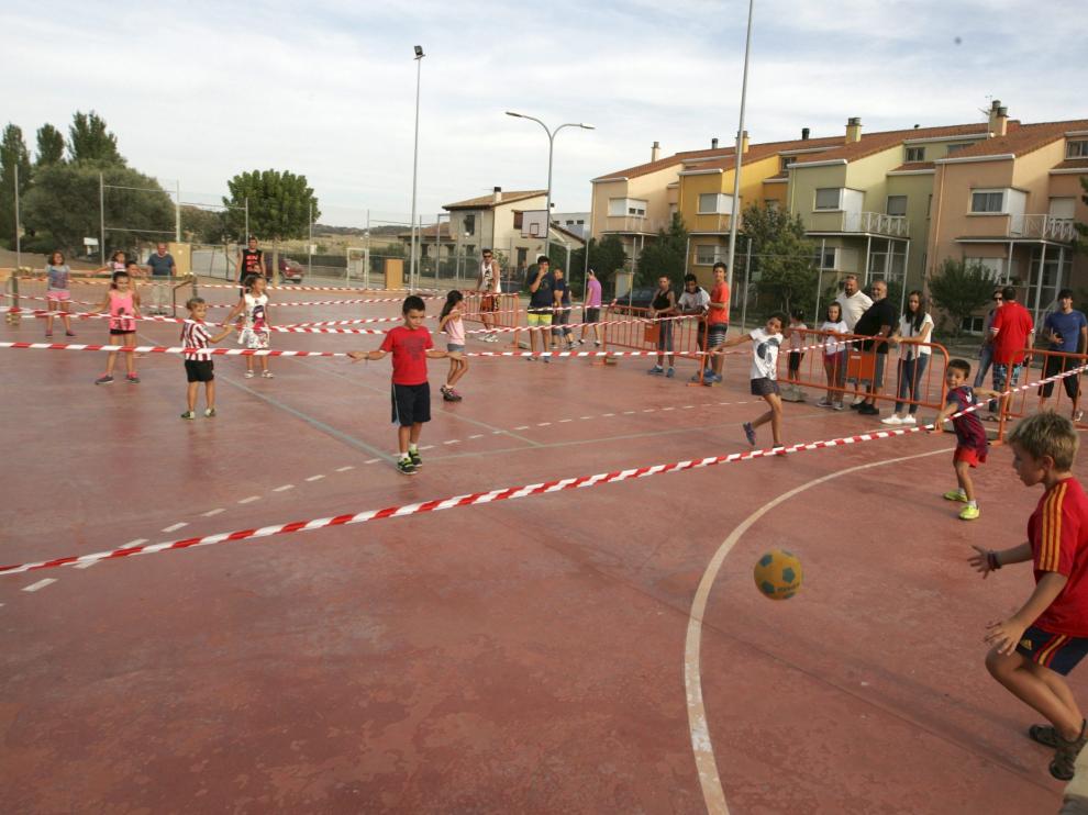 Los más pequeños de Monflorite se divirtieron en el futbolín humano.