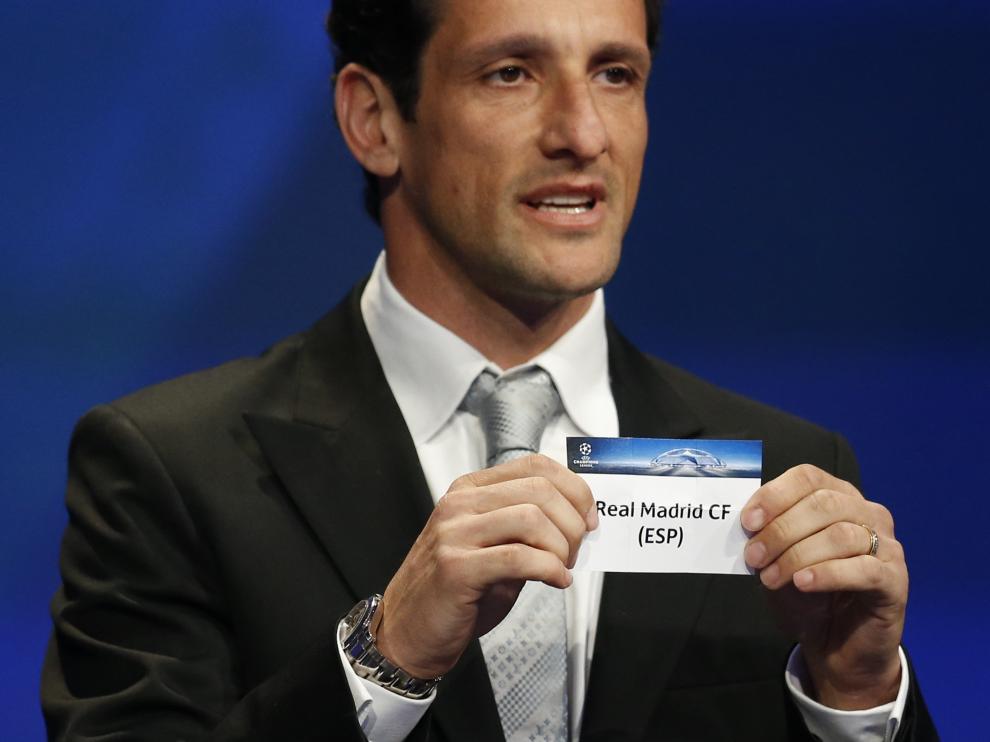 Zanetti muestra la papeleta del Madrid