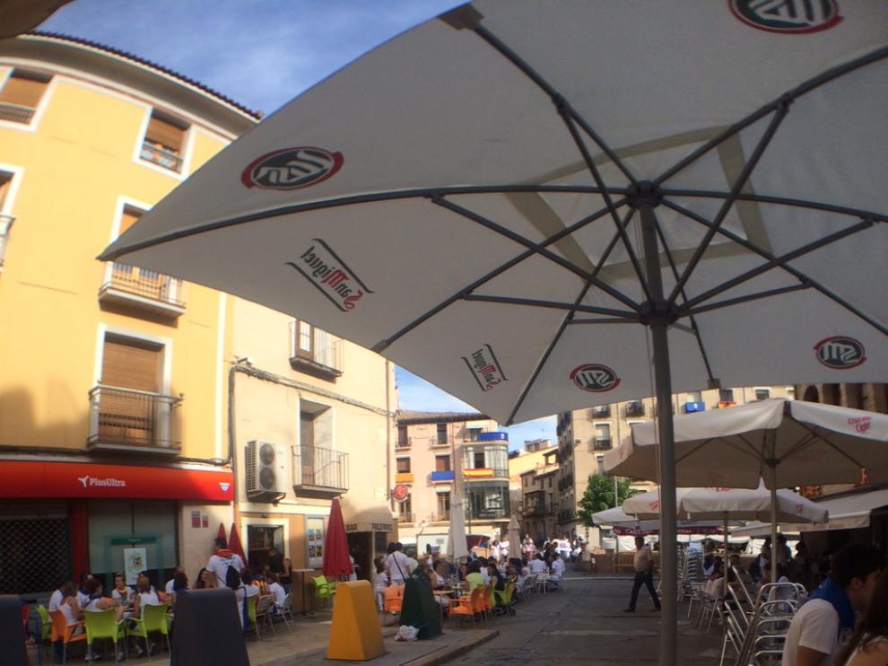 Jóvenes almorzando en terrazas de Tarazona antes del Cipotegato