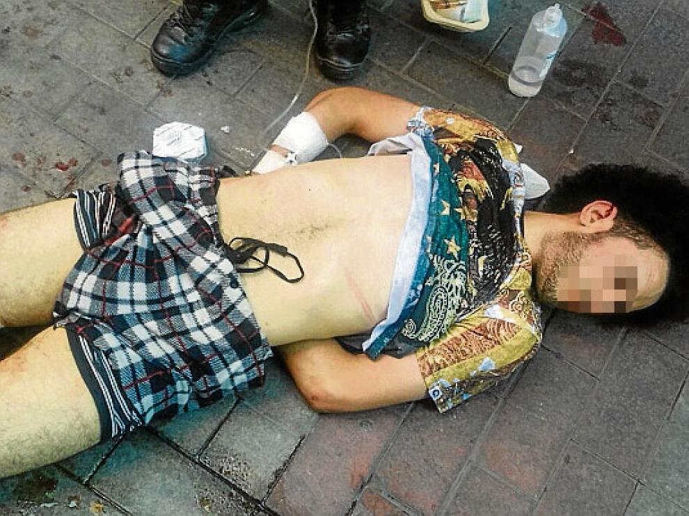 Un joven de origen norteamericano sembró ayer la alarma en el corazón de la capital aragonesa, por la que se paseó armado con un cuchillo y amenazando a los viandantes. Su actitud agresiva hizo que numerosos ciudadanos llamasen tanto a la Policía Nacion