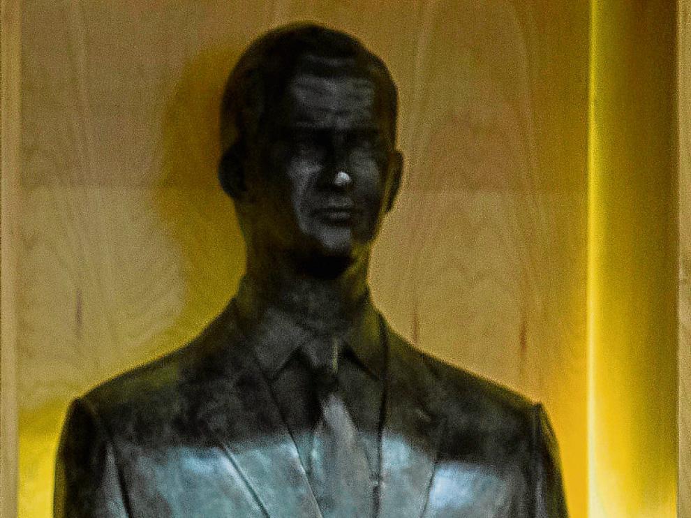 Broto y Santisteve, con el busto del rey Felipe VI.