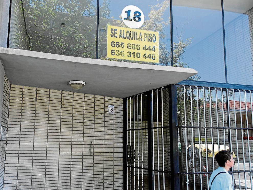 La pareja reside en un piso de este edificio de la avenida de Santa Isabel de Zaragoza.