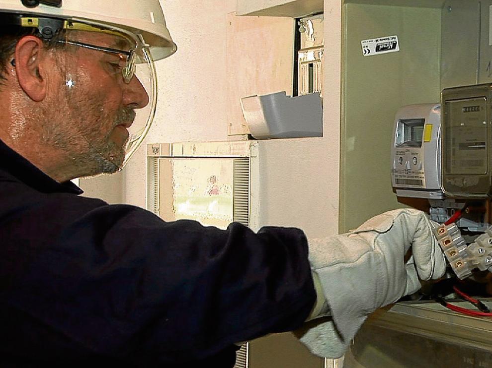 Instalación de los nuevos contadores de telegestión que permiten la facturación por horas.