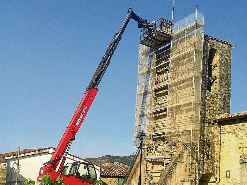 Se utilizó una grúa para colocar los andamios necesarios en la restauración de la torre.