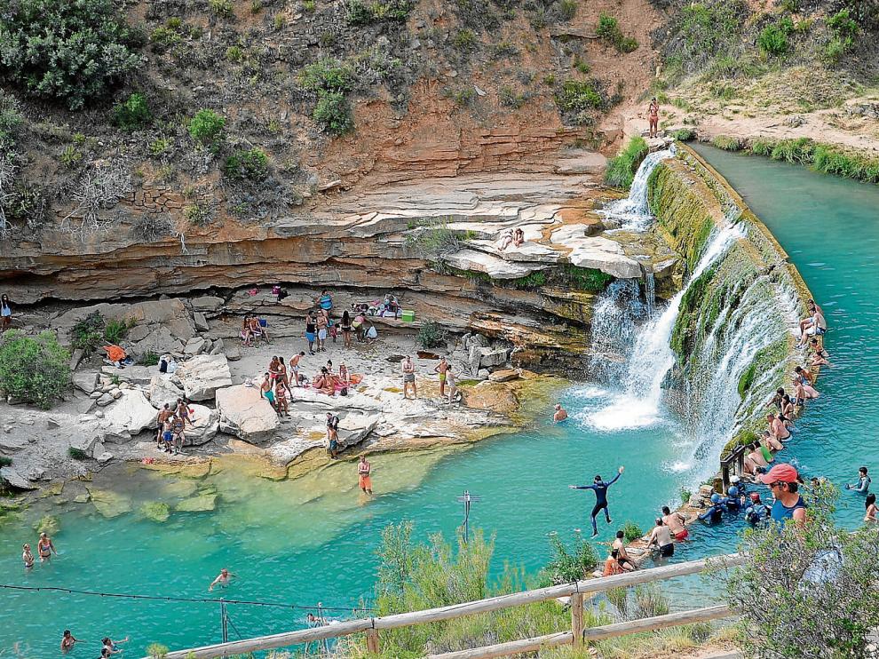 El salto de Bierge, en el río Alcanadre, se masifica durante los fines de semana del verano con cientos de bañistas.