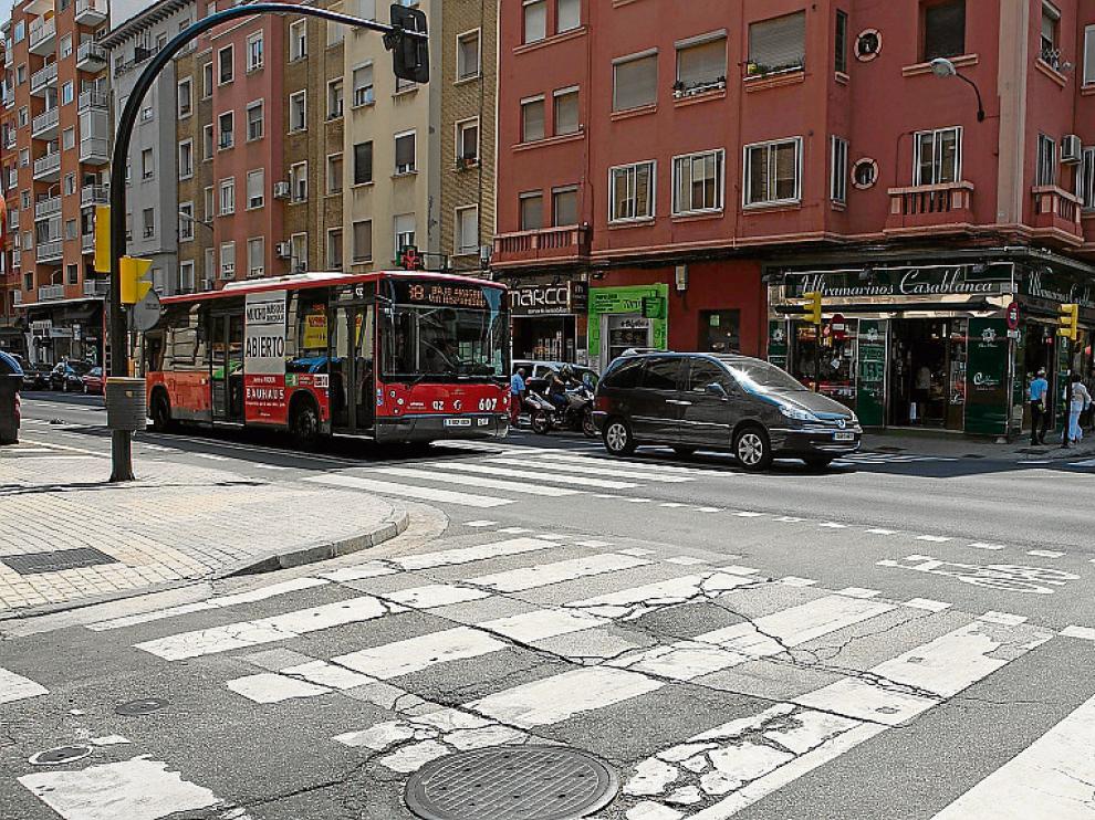 El contraste entre el nuevo firme de la avenida de Valencia y el de la calle de Lérida.