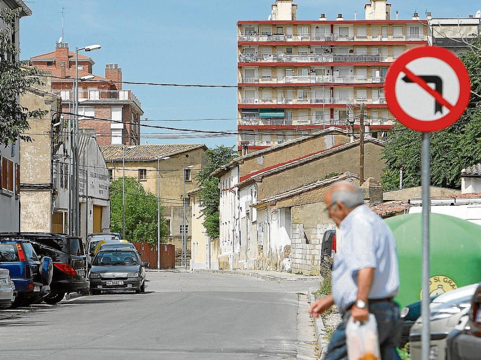 Calle de Valentín Gardeta, en el polígono 14, con los edificios de la avenida Danzantes al fondo.