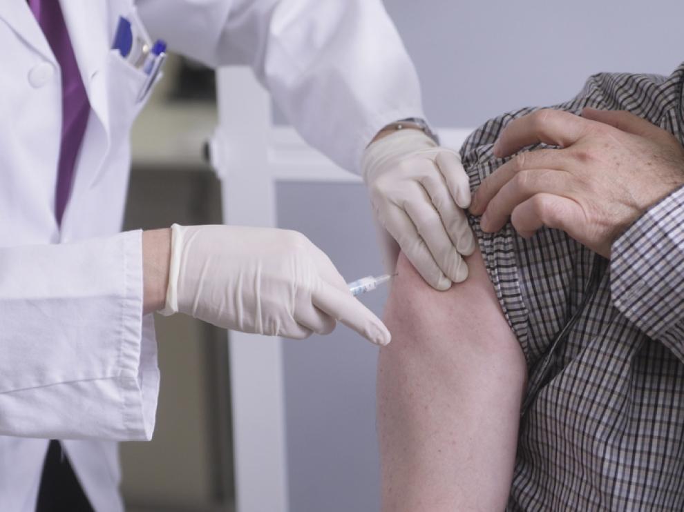 Un paciente se vacuna en un centro zaragozano