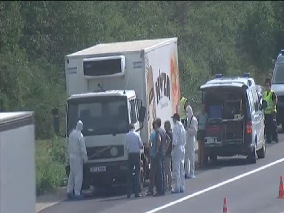 Hallados muertos decenas de refugiados en un camión en Austria