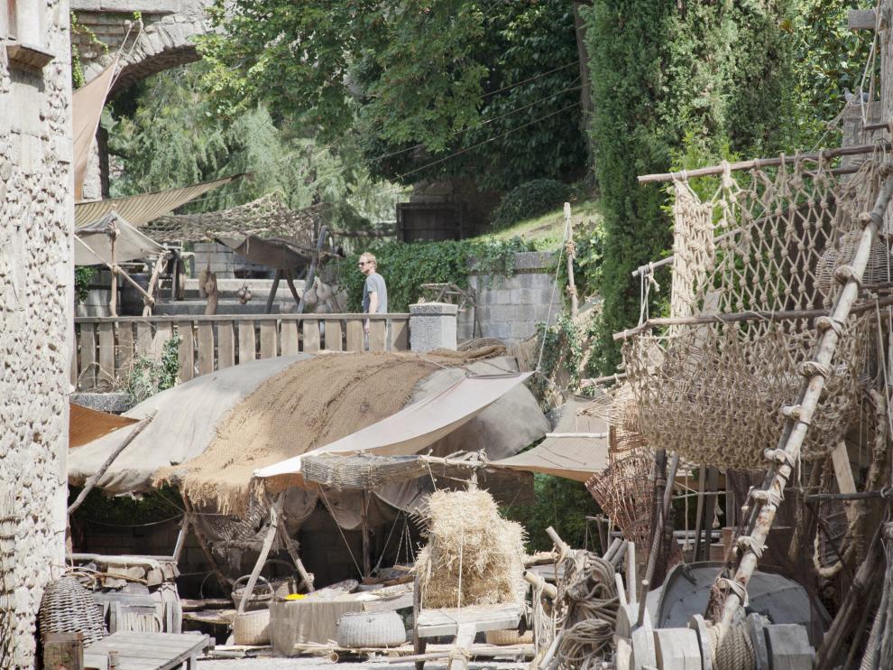 Aspecto de los preparativos del montaje de los decorados de la serie 'Juego de Tronos' en el barrio antiguo de Gerona.