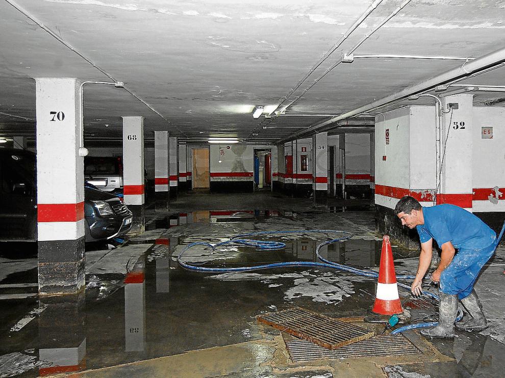 Ayer por la tarde todavía quedaba agua en los garajes del bloque de 95 viviendas ubicado en la calle Balsas de Chirín.