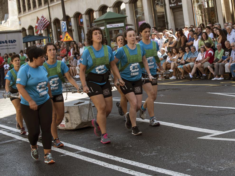 Dos equipos de mujeres, uno vizcaíno, de Zeanuri, y otro guipuzcoano, de Astigarraga, han competido en el arrastre.
