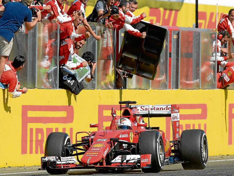 Sebastian Vettel cruza la meta de Hungaroring en primer lugar, señalando al cielo.