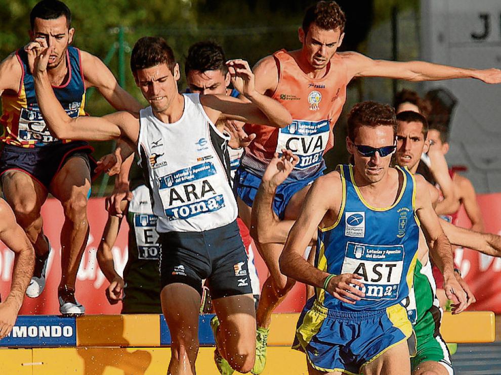 Víctor Puyuelo (de blanco), en los 3.000 obstáculos.