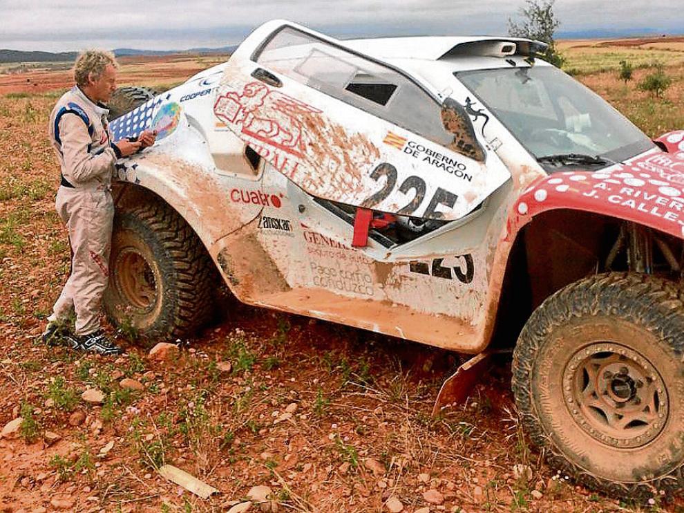 Jesús Calleja revisa su coche tras sufrir una avería eléctrica.
