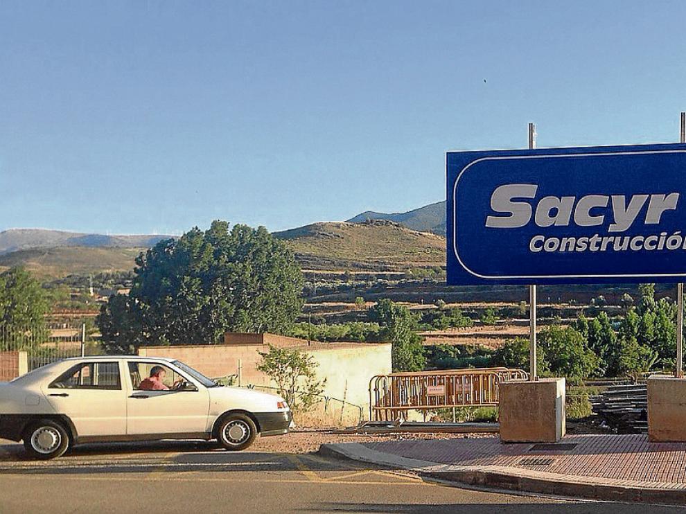 Todo estaba a punto para empezar los trabajos. El acta de replanteo iba a firmarse el miércoles de la semana pasada y la adjudicataria Sacyr Construcción ya ha vallado la parcela y ha colocado los carteles de obra.
