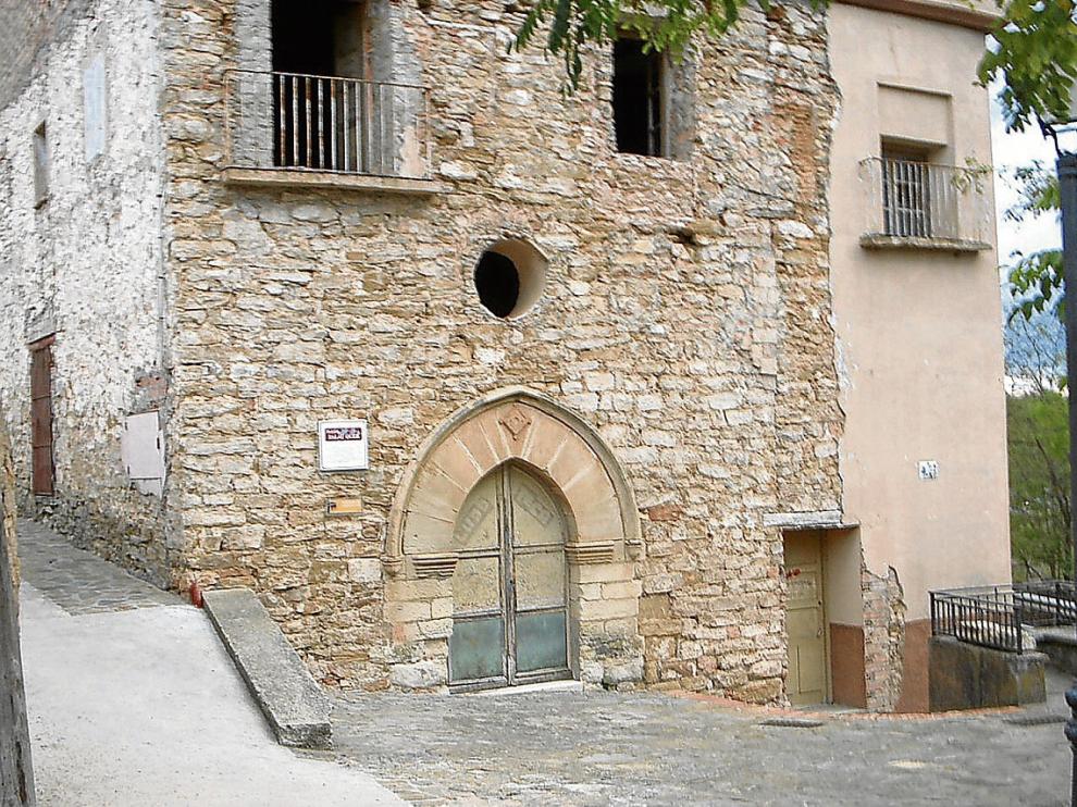 Puerta de entrada al antiguo hospital de Santa Elena, en Benabarre.