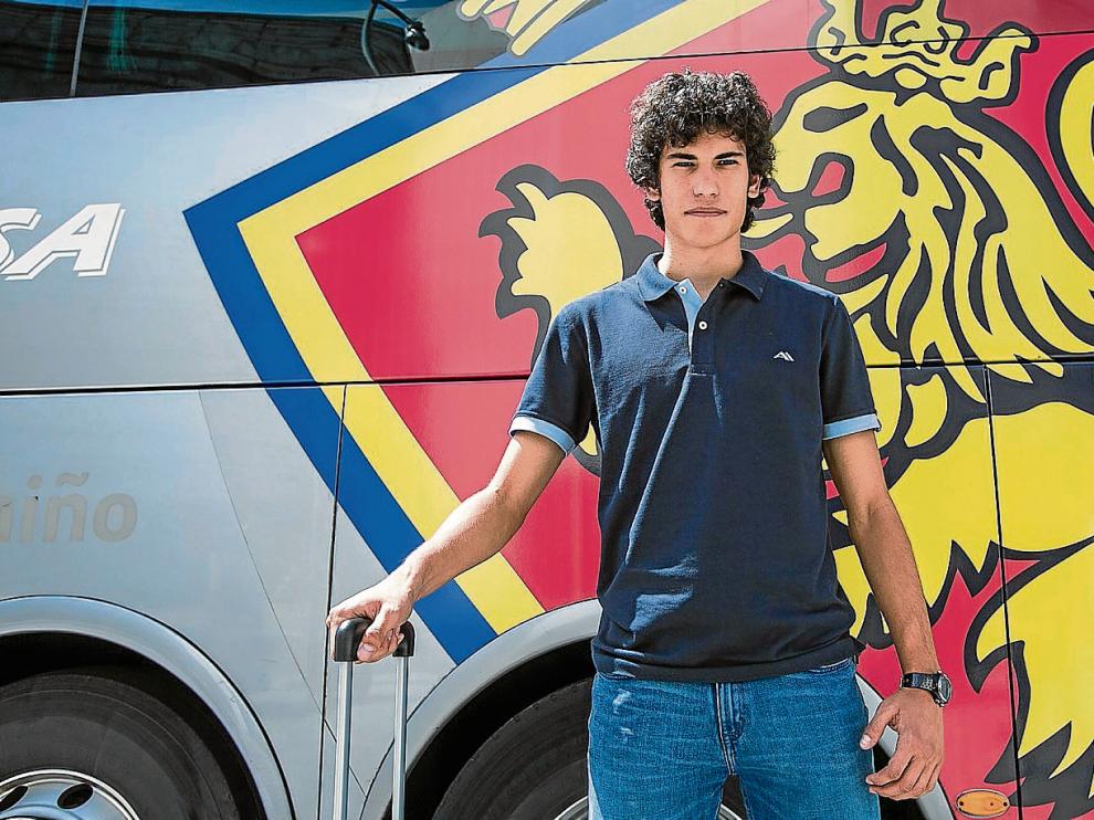 Jesús Vallejo posa para HERALDO antes de subir al autocar del equipo en un viaje del final de la pasada temporada.