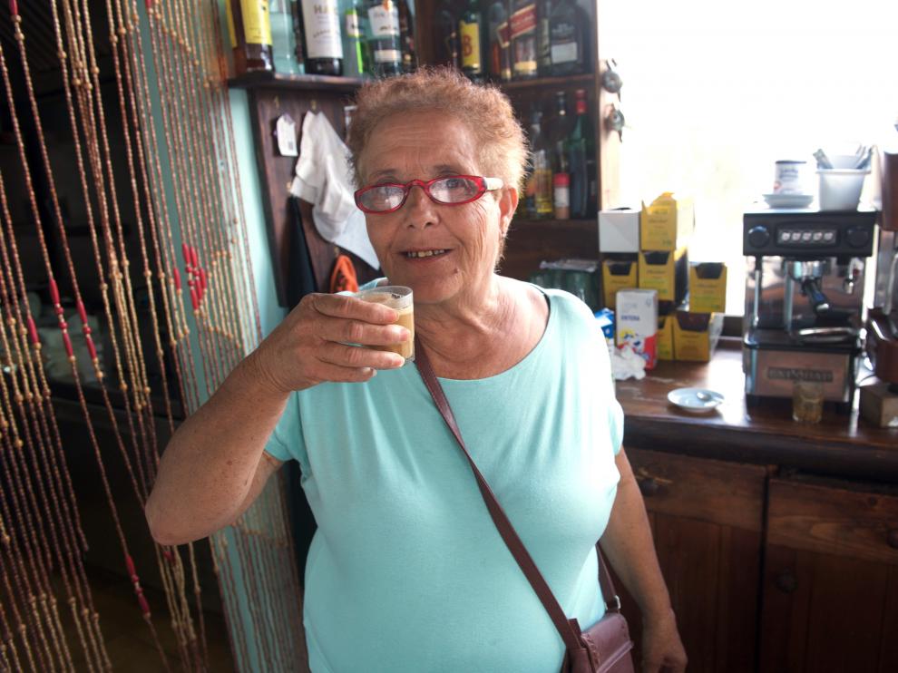Josefa Hernández toma un café en el bar que regenta una de sus hijas.