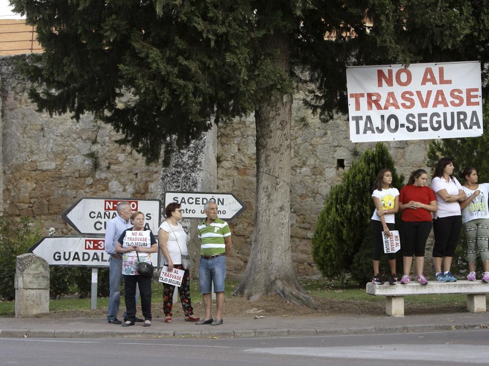 Varias personas se han manifestado contra el trasvase en Sacedón, junto al embalse de Entrepeñas.