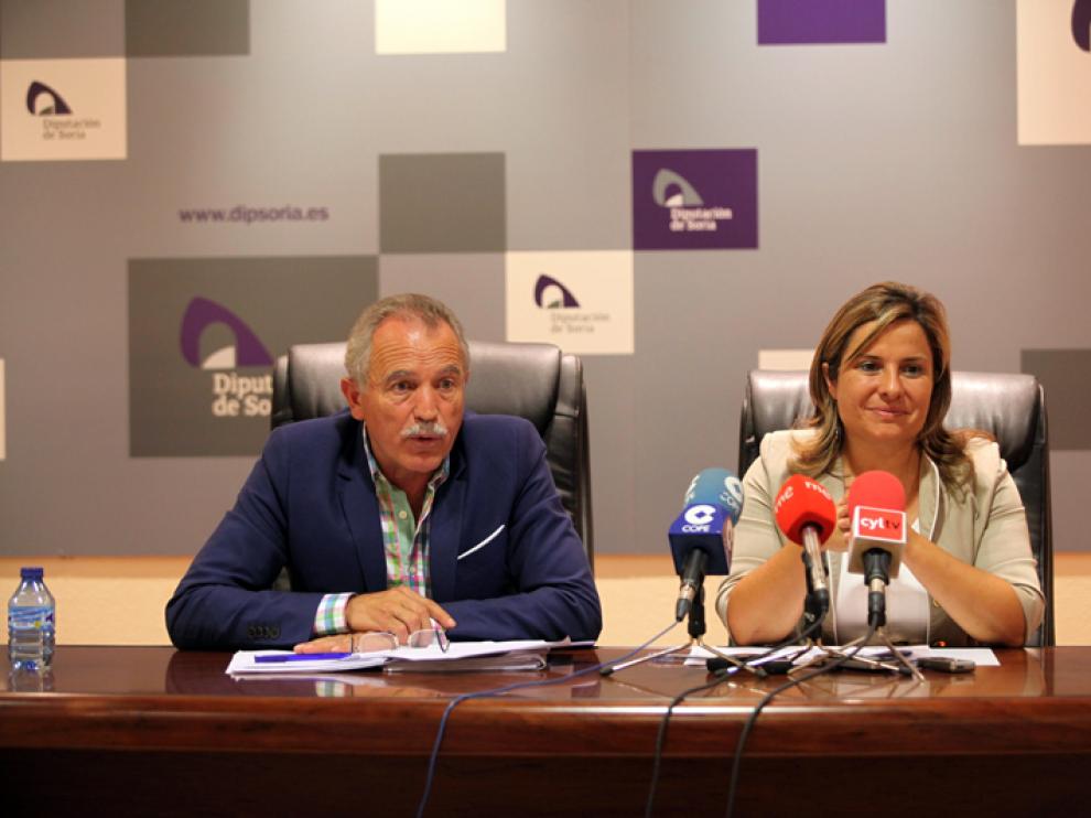 El presidente de la Comisión, José Antonio de Miguel, junto a la vicepresidenta primera de la Diputación y portavoz del Grupo Socialista en la comisión, Esther Pérez.