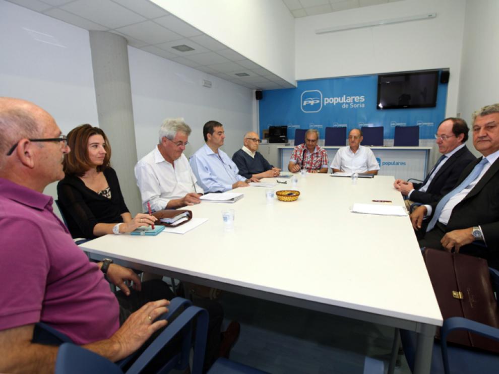 Miembros del movimiento ciudadano, conjuntamente con su Consejo Asesor, se han reunidohan mantenido este viernes con Posada.