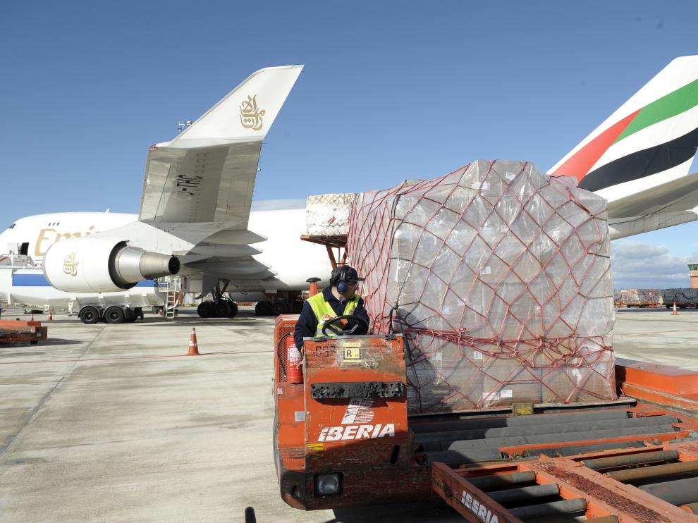 Trabajos de carga en el aeropuerto de Zaragoza