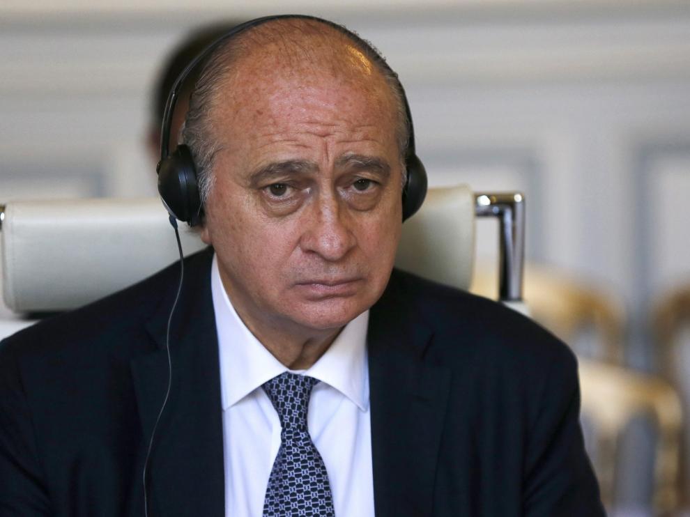Jorge Fernández Díaz durante la reunión de urgencia convocada por el Gobierno galo para discutir medidas para reforzar la seguridad ferroviaria.
