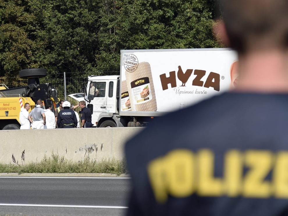 Imagen de archivo de expertos forenses en el camión frigorífico donde viajaba un grupo de inmigrantes que murieron asfixiados