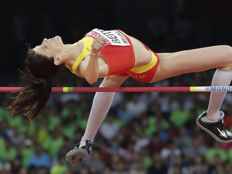 Ruth Beitia en uno de sus saltos en la final de salto de altura