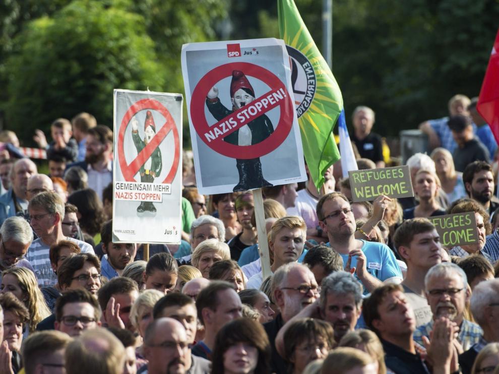 Numerosas personas participan en una manifestación en Salzhemmendorf, Alemania, hoy, 28 de agosto de 2015