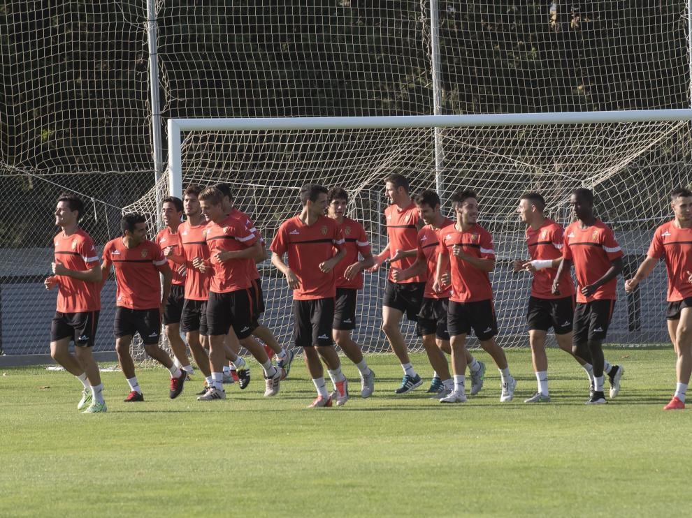 La plantilla del Real Zaragoza, ayer por la mañana durante el entrenamiento en la Ciudad Deportiva.