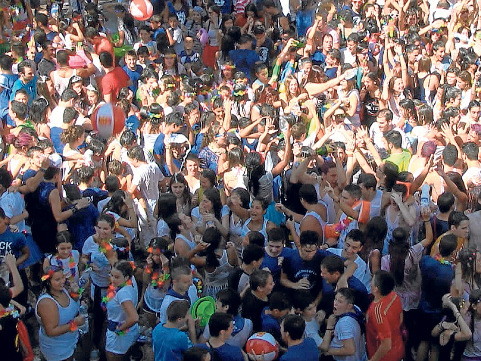 Multitudinaria asistencia al acto de inicio de los festejos.