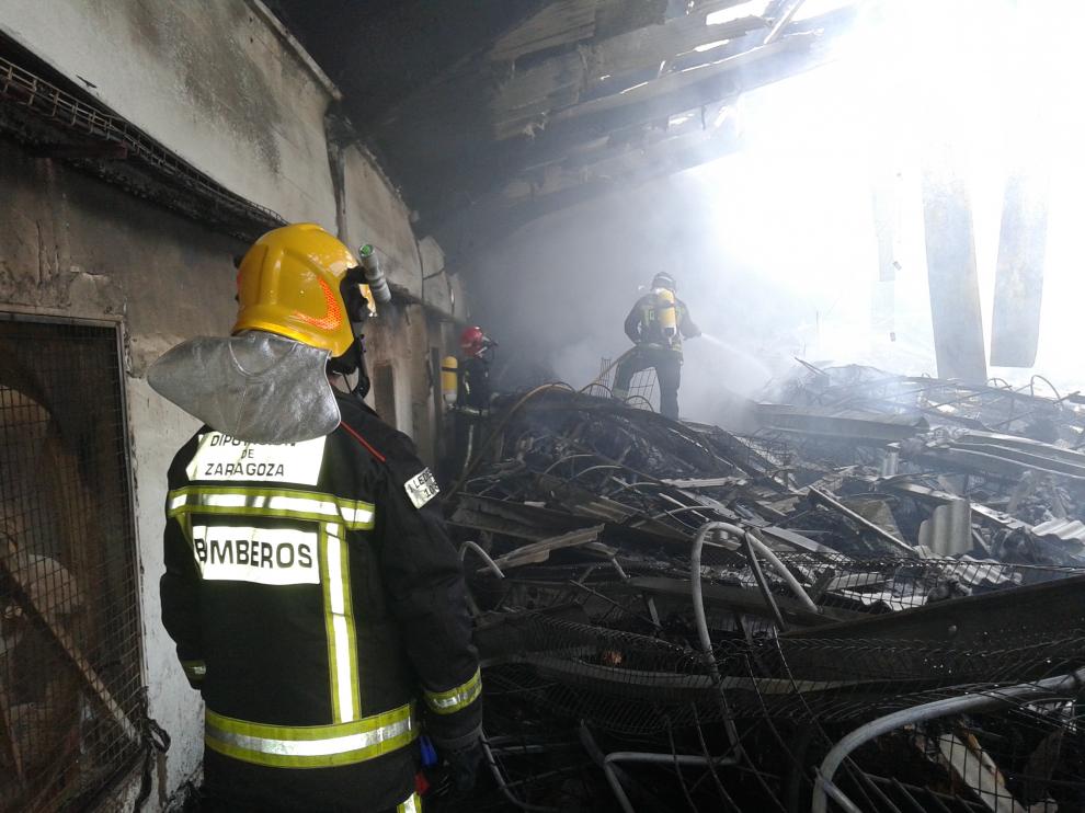 Extinguido el incendio de una nave de gallinas en Ricla