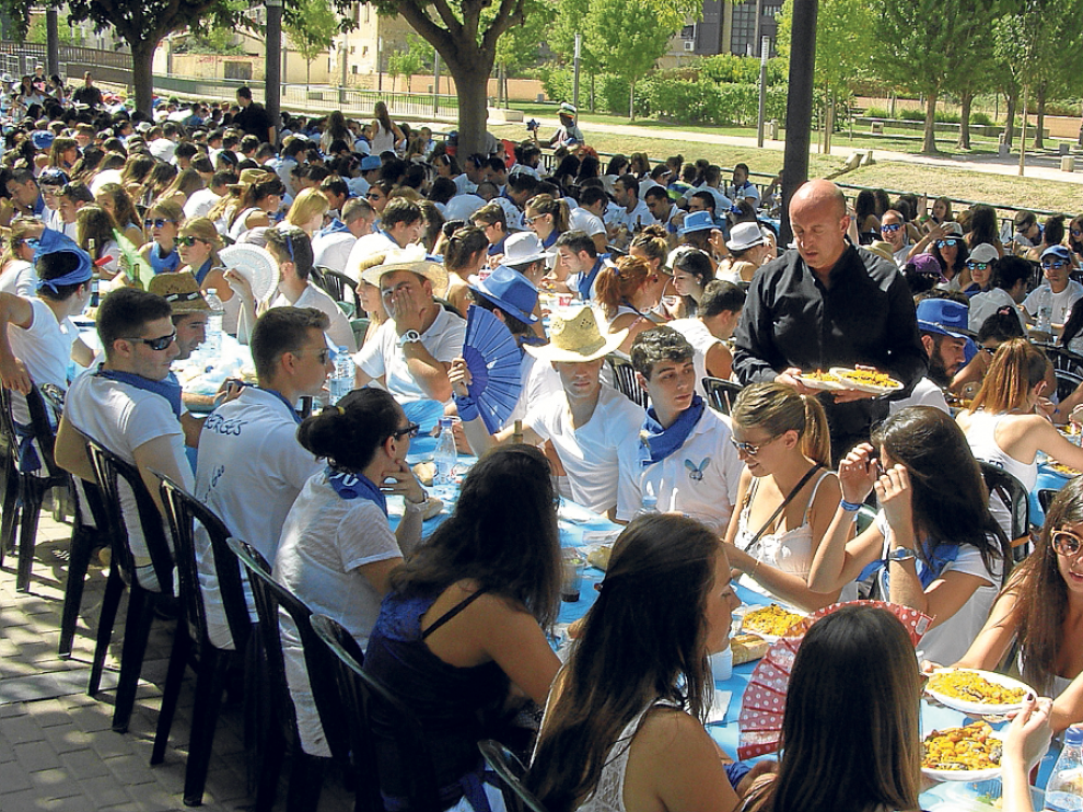 Los jóvenes comieron paella en el parque Pradiel de la localidad turiasonense.