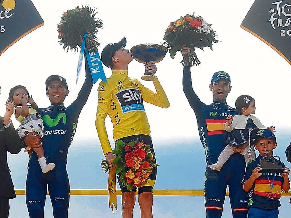Froome en el podio, escoltado por Nairo Quintana y el español Alejandro Valverde.