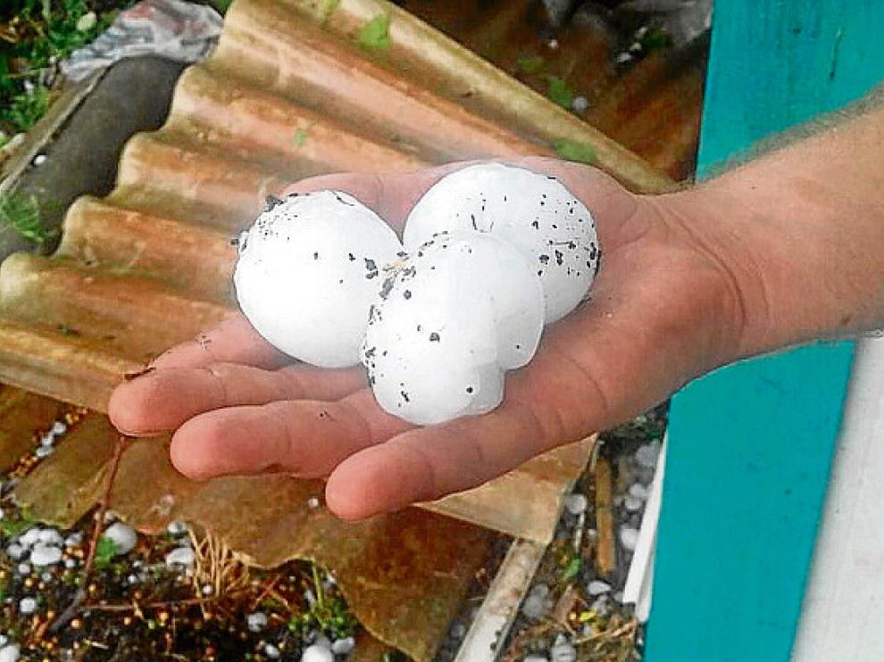Piedras del tamaño de un huevo. Así de grandes fueron las bolas de granizo que cayeron en varios puntos de la Comunidad.Las de la imagen, en Alagón.