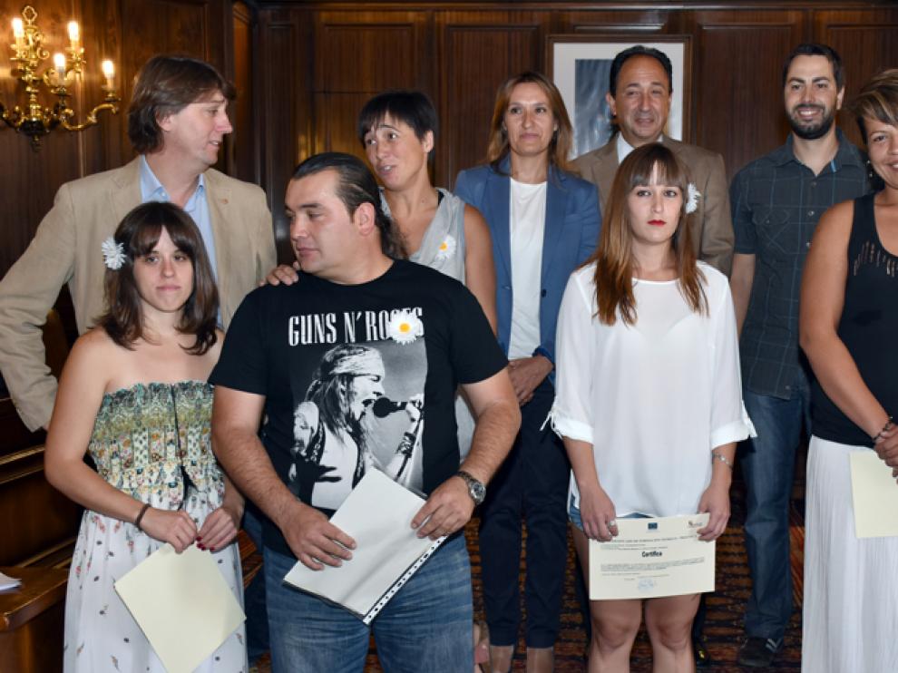 Los representantes de la Junta y del Ayuntamiento de Soria con los docentes y alumnos