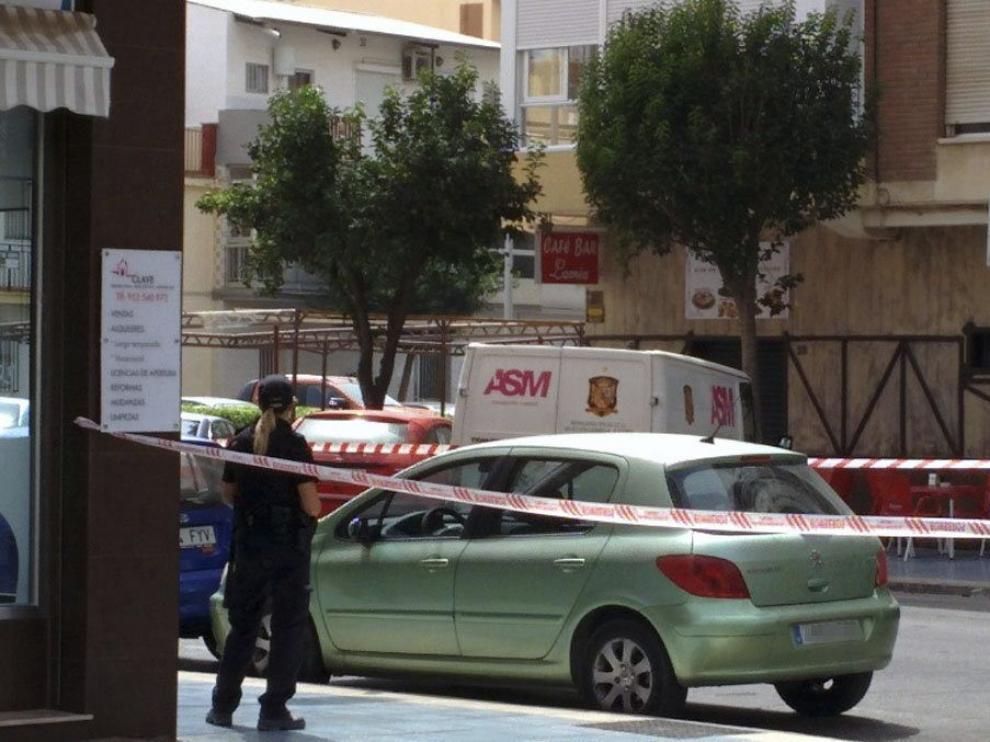 El hombre entró en el bar sobre las 11.00 y echó a todo el mundo amenazando con quitarse la vida.